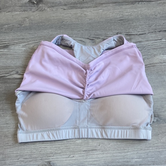 Light purple cropped exercise top with built in bra. - Picture 3 of 4